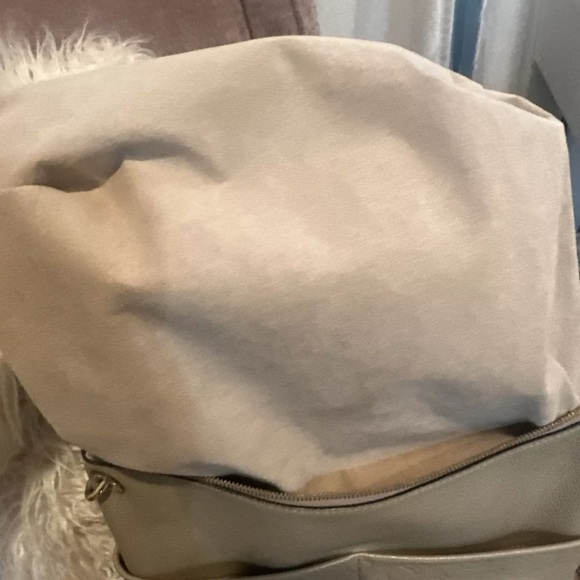 Louis Vuitton Maida Hobo in Turtledove - Picture 8 of 16